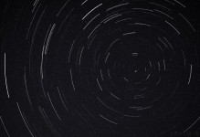 探寻夜空奥秘（发现宇宙的闪烁之美，让星轨尽显光影魅力）
